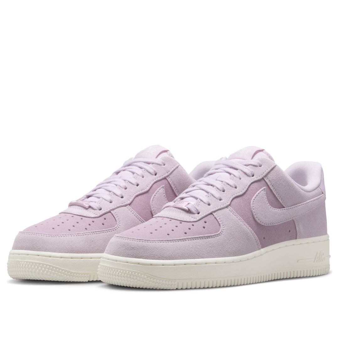 NIKE AIR FORCE 1 LOW &