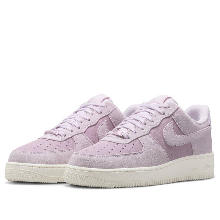 NIKE AIR FORCE 1 LOW &