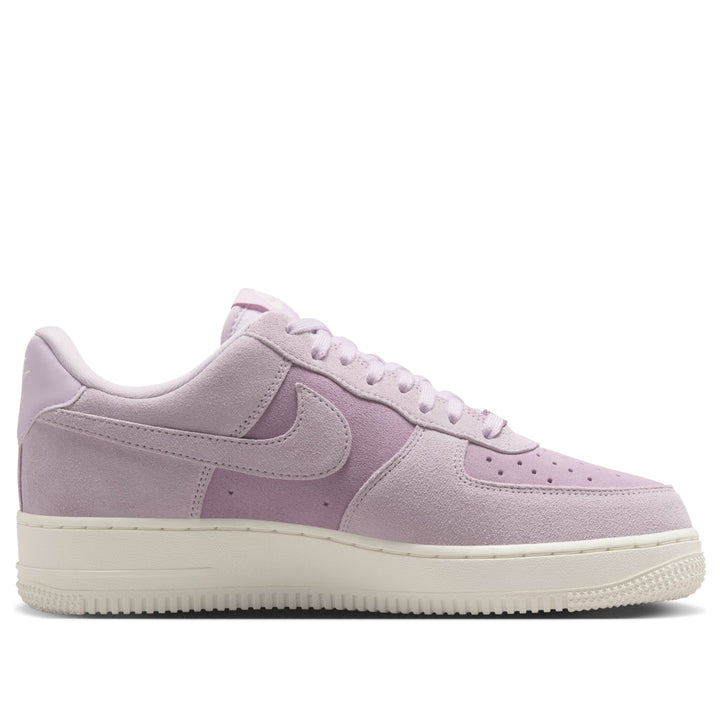 NIKE AIR FORCE 1 LOW &