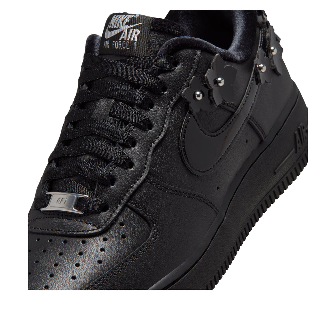 NIKE AIR FORCE 1 LOW &