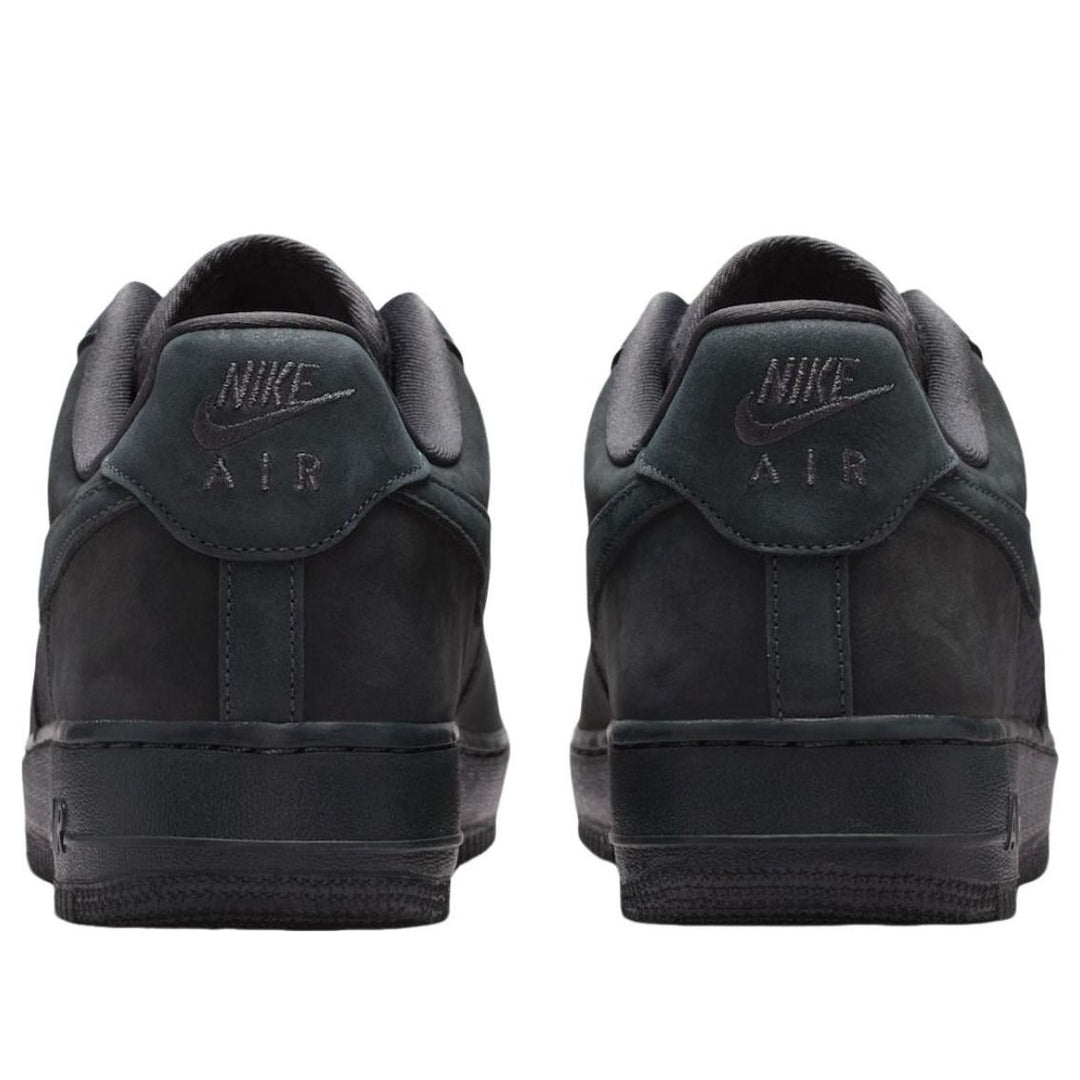 NIKE AIR FORCE 1 LOW &
