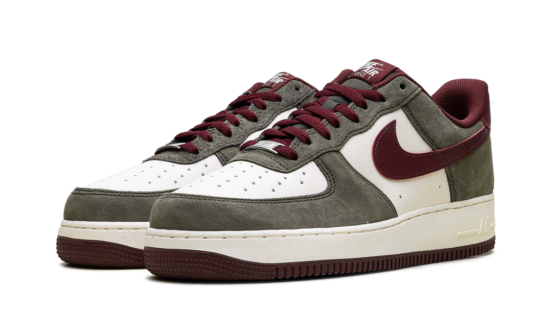 NIKE AIR FORCE 1 LOW &