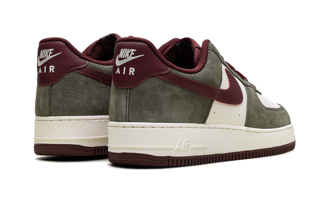 NIKE AIR FORCE 1 LOW &