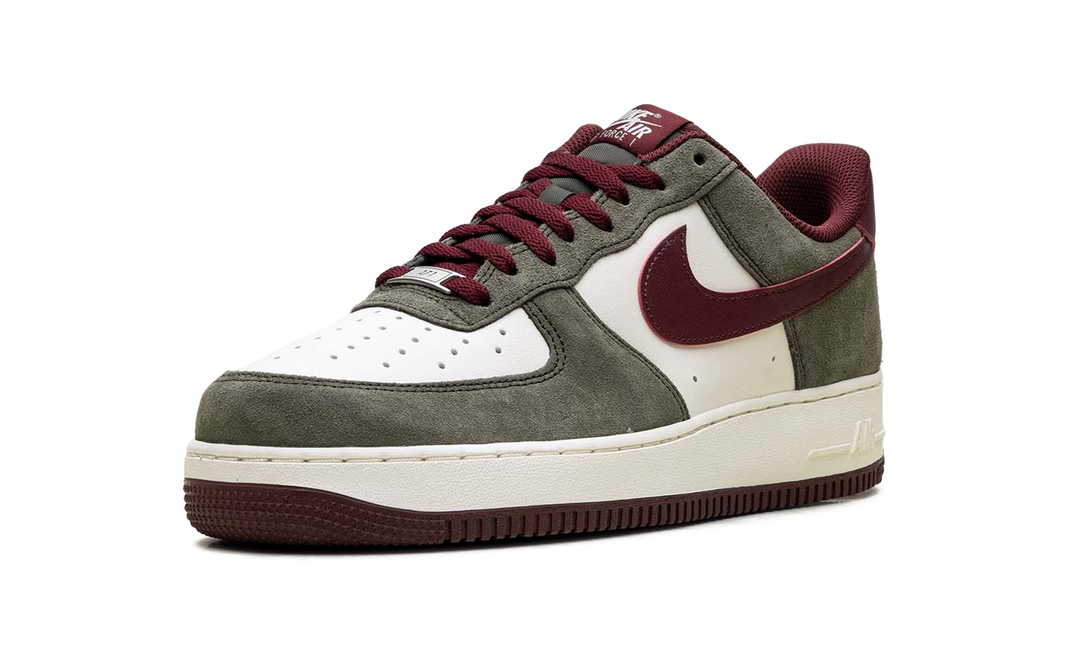 NIKE AIR FORCE 1 LOW &