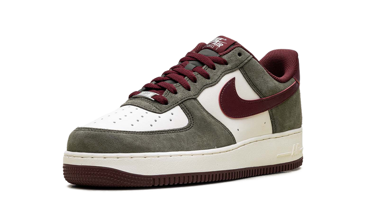 NIKE AIR FORCE 1 LOW &