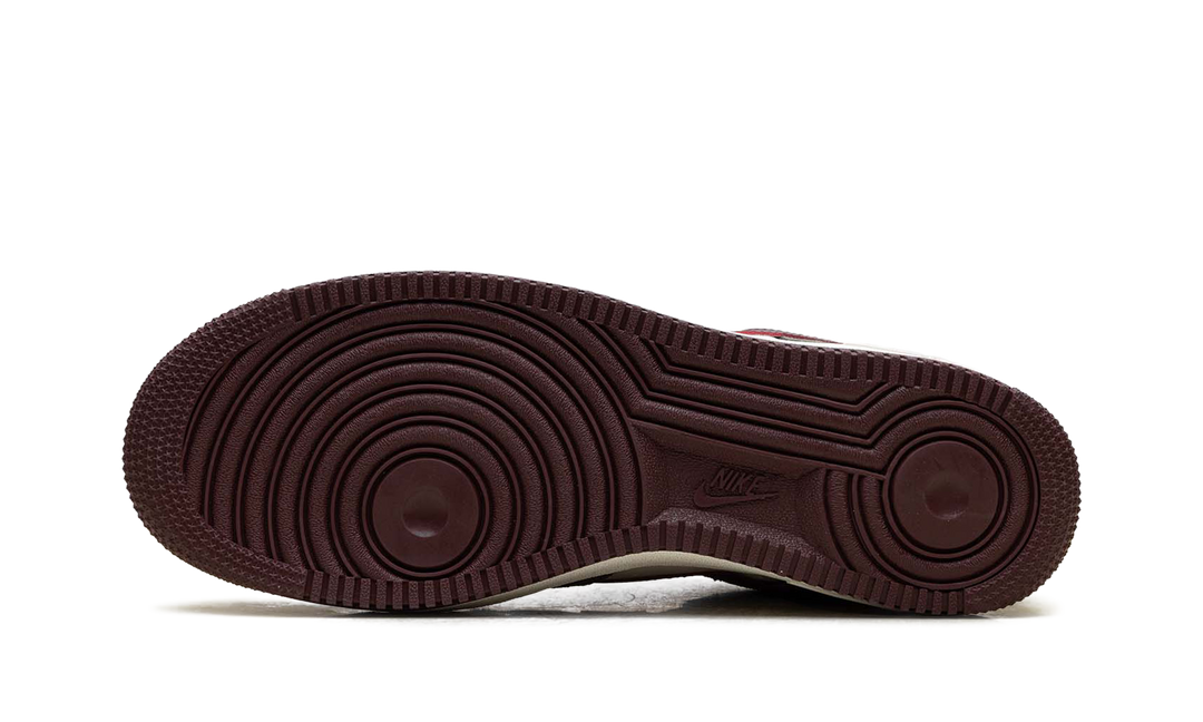 NIKE AIR FORCE 1 LOW &