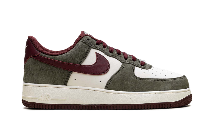 NIKE AIR FORCE 1 LOW &
