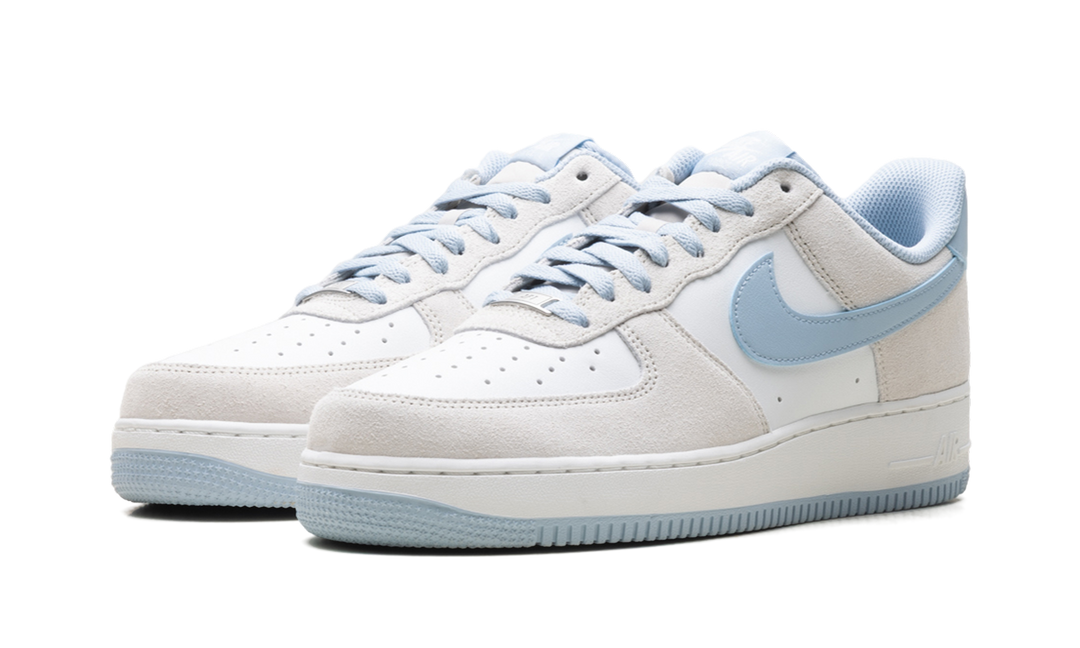 NIKE AIR FORCE 1 LOW &