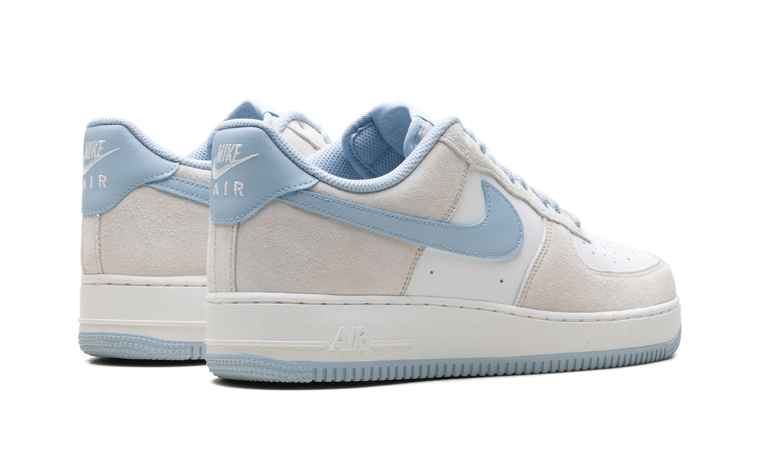 NIKE AIR FORCE 1 LOW &