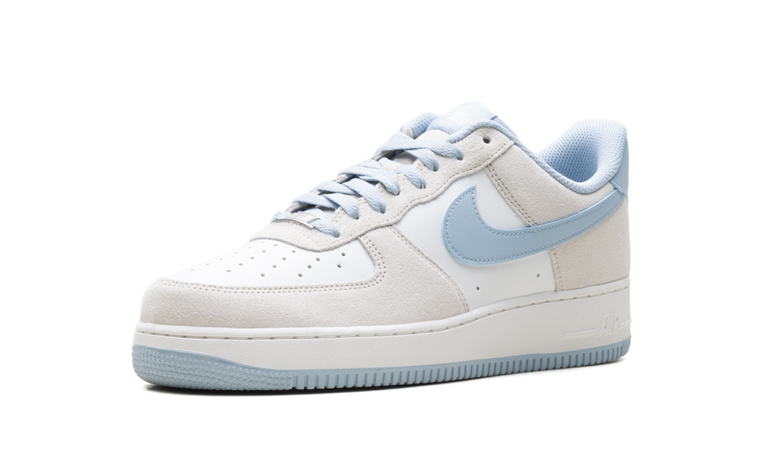 NIKE AIR FORCE 1 LOW &