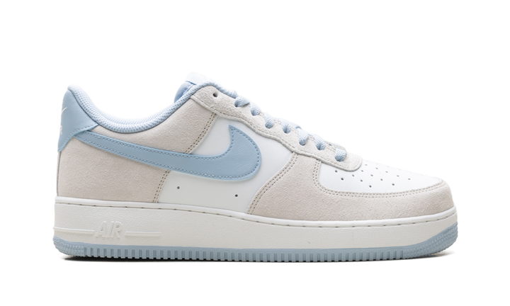 NIKE AIR FORCE 1 LOW &