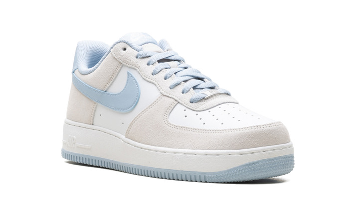 NIKE AIR FORCE 1 LOW &