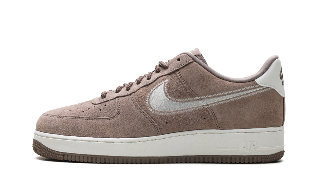 NIKE AIR FORCE 1 LOW &