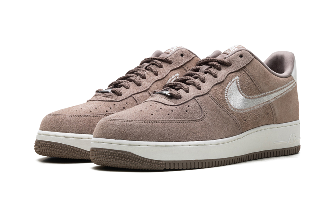 NIKE AIR FORCE 1 LOW &