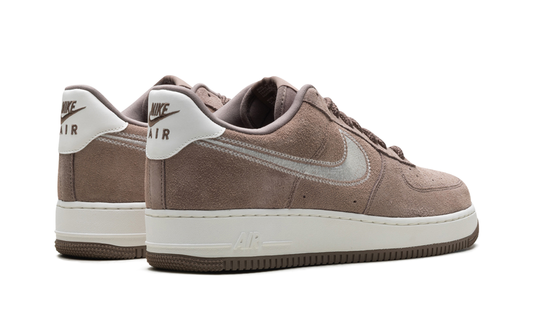 NIKE AIR FORCE 1 LOW &