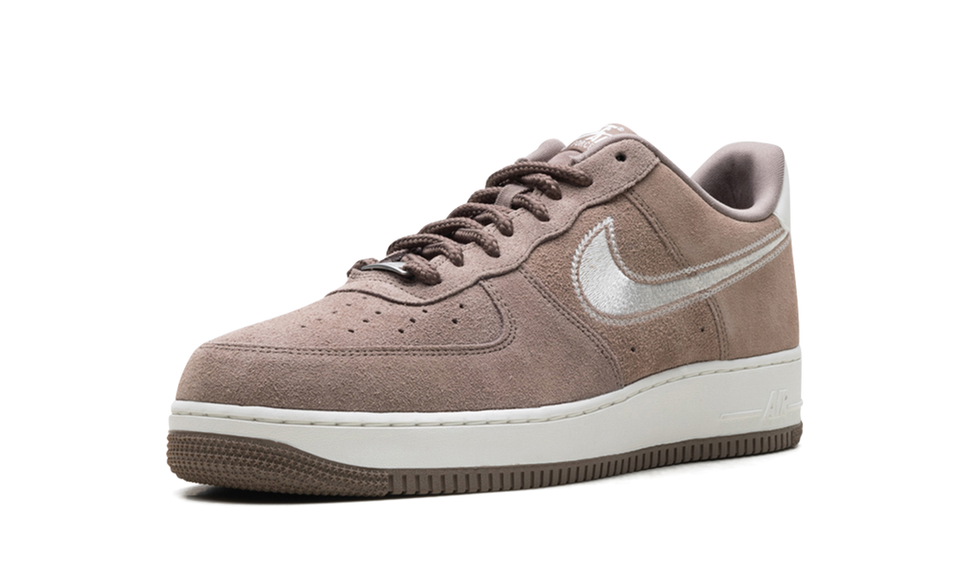 NIKE AIR FORCE 1 LOW &
