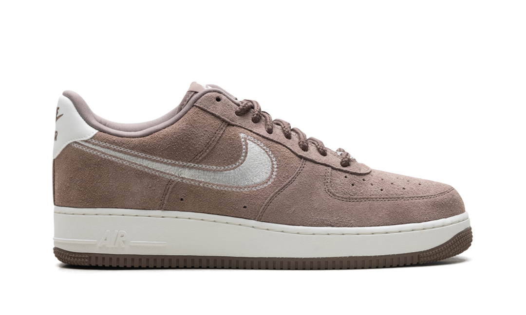 NIKE AIR FORCE 1 LOW &