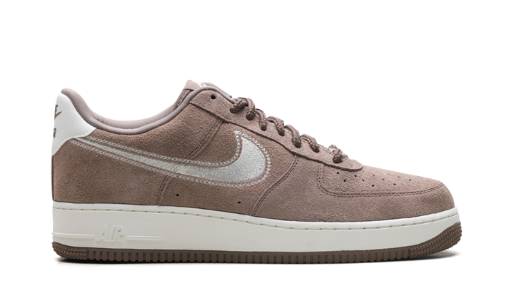 NIKE AIR FORCE 1 LOW &