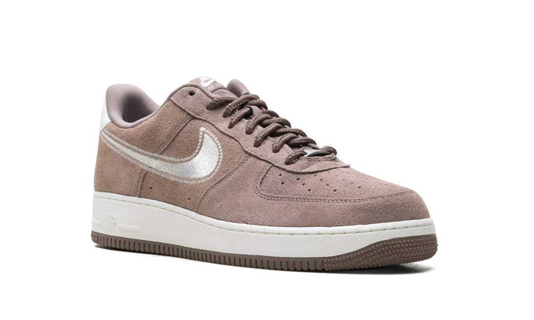 NIKE AIR FORCE 1 LOW &