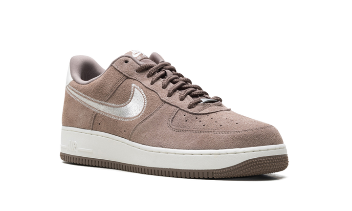 NIKE AIR FORCE 1 LOW &