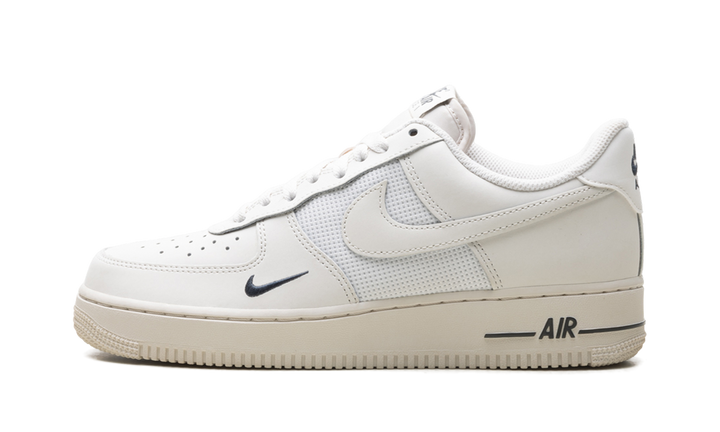 NIKE AIR FORCE 1 LOW &