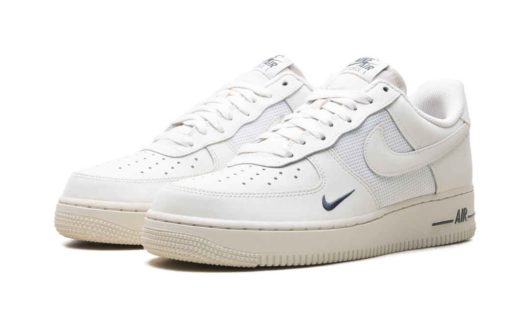 NIKE AIR FORCE 1 LOW &