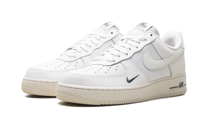NIKE AIR FORCE 1 LOW &