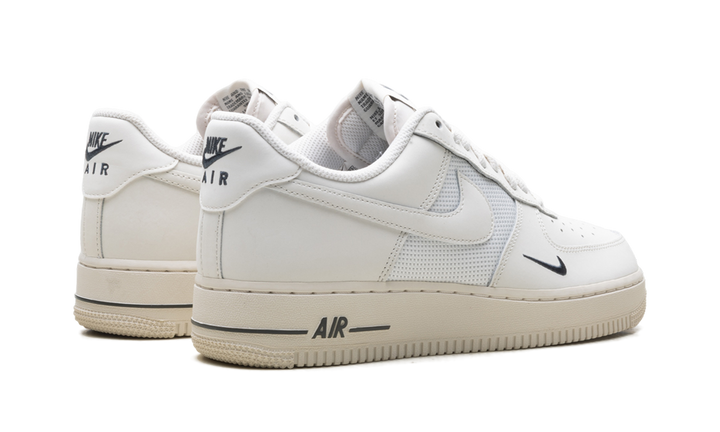 NIKE AIR FORCE 1 LOW &