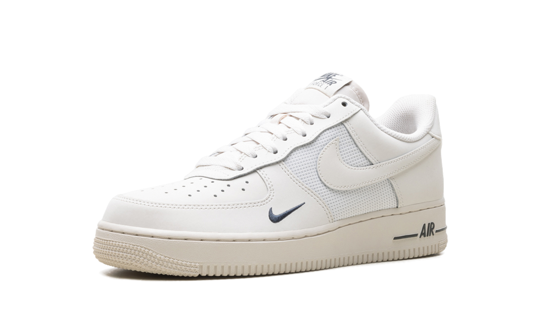 NIKE AIR FORCE 1 LOW &