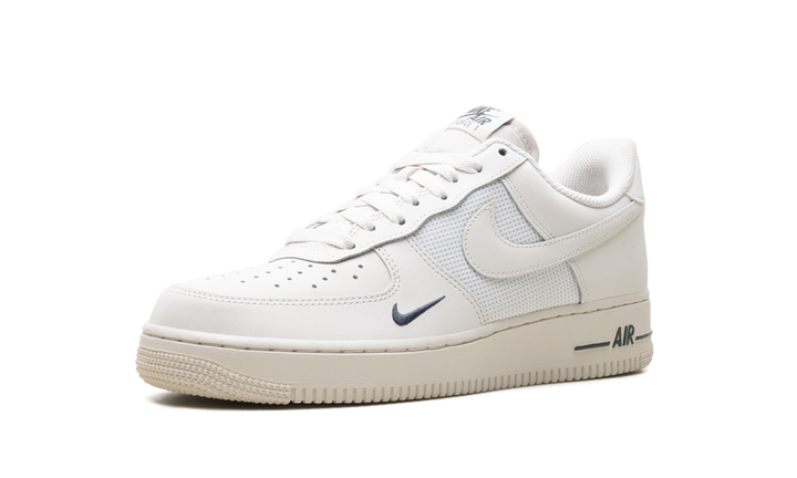 NIKE AIR FORCE 1 LOW &