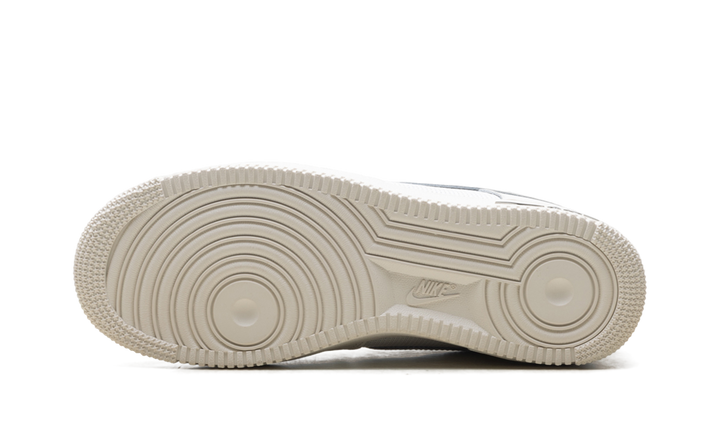 NIKE AIR FORCE 1 LOW &