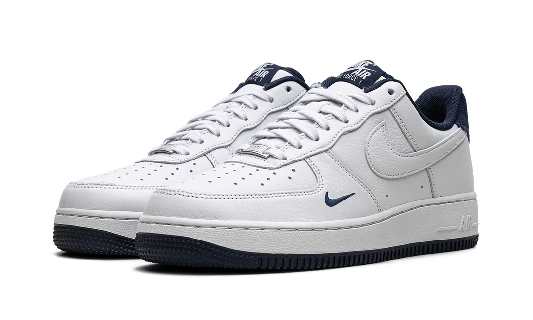NIKE AIR FORCE 1 LOW &