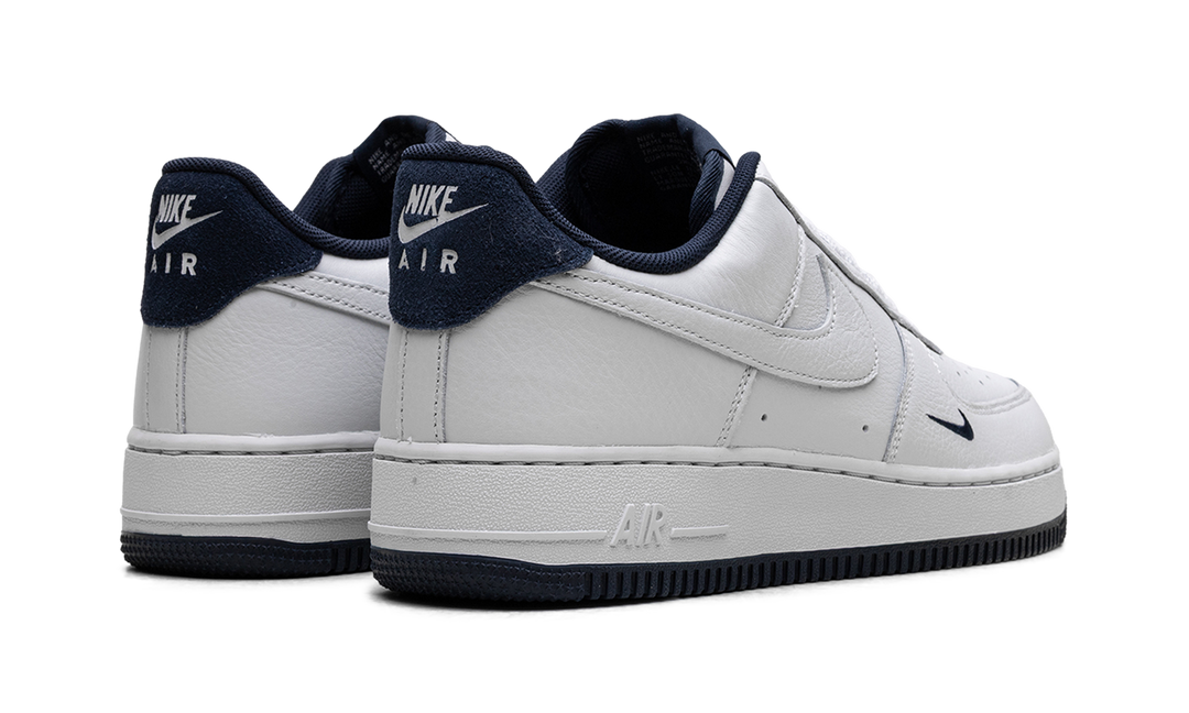 NIKE AIR FORCE 1 LOW &
