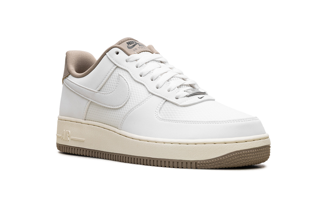 NIKE AIR FORCE 1 LOW &