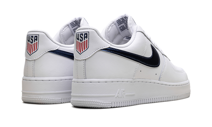 NIKE AIR FORCE 1 LOW &