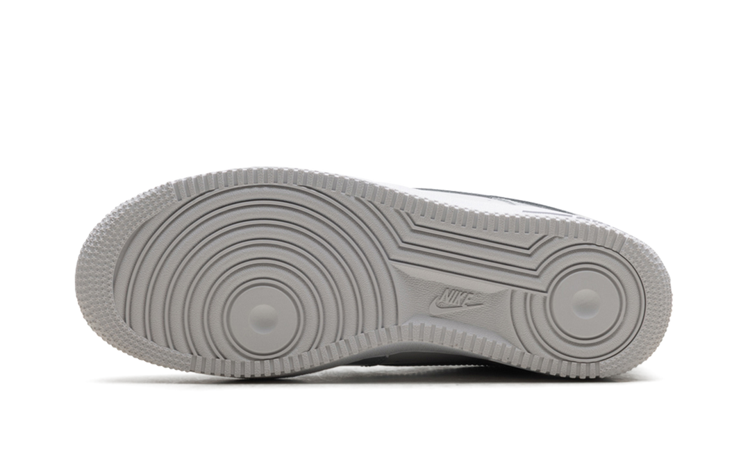 NIKE AIR FORCE 1 LOW &