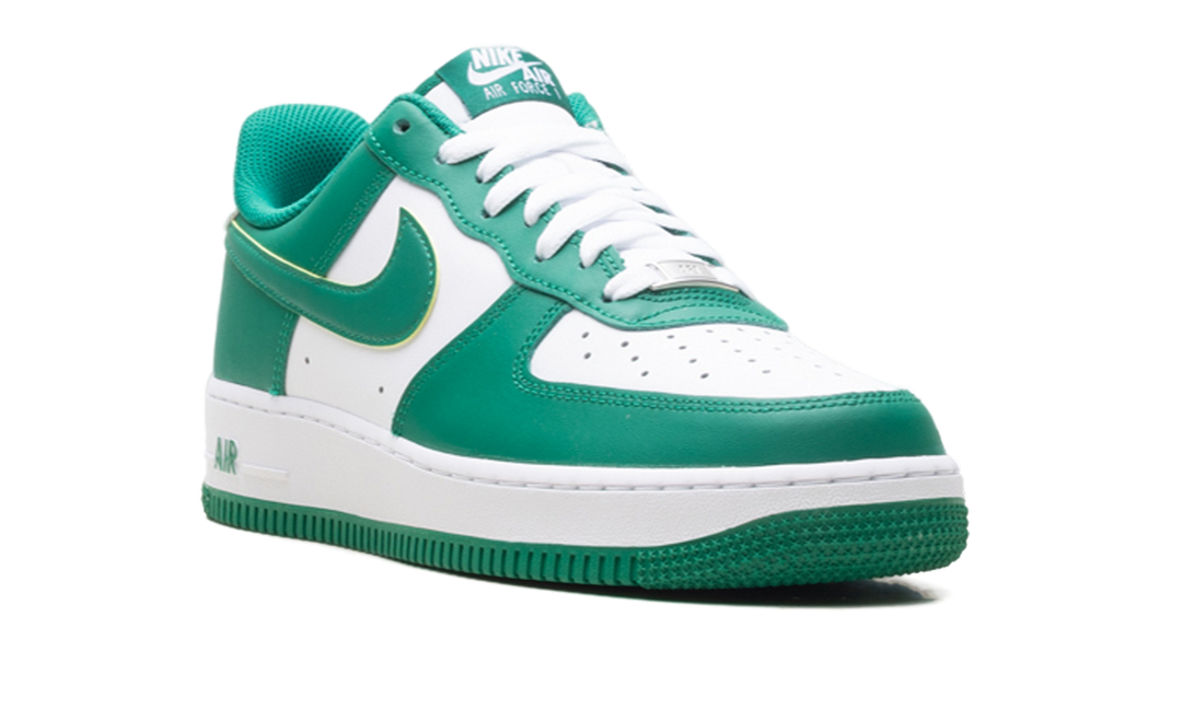 NIKE AIR FORCE 1 LOW &