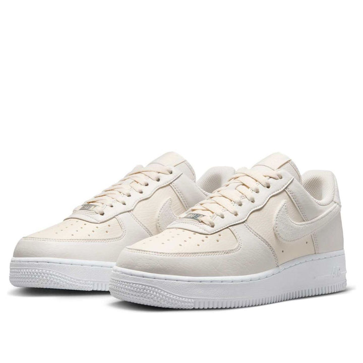 NIKE AIR FORCE 1 LOW &