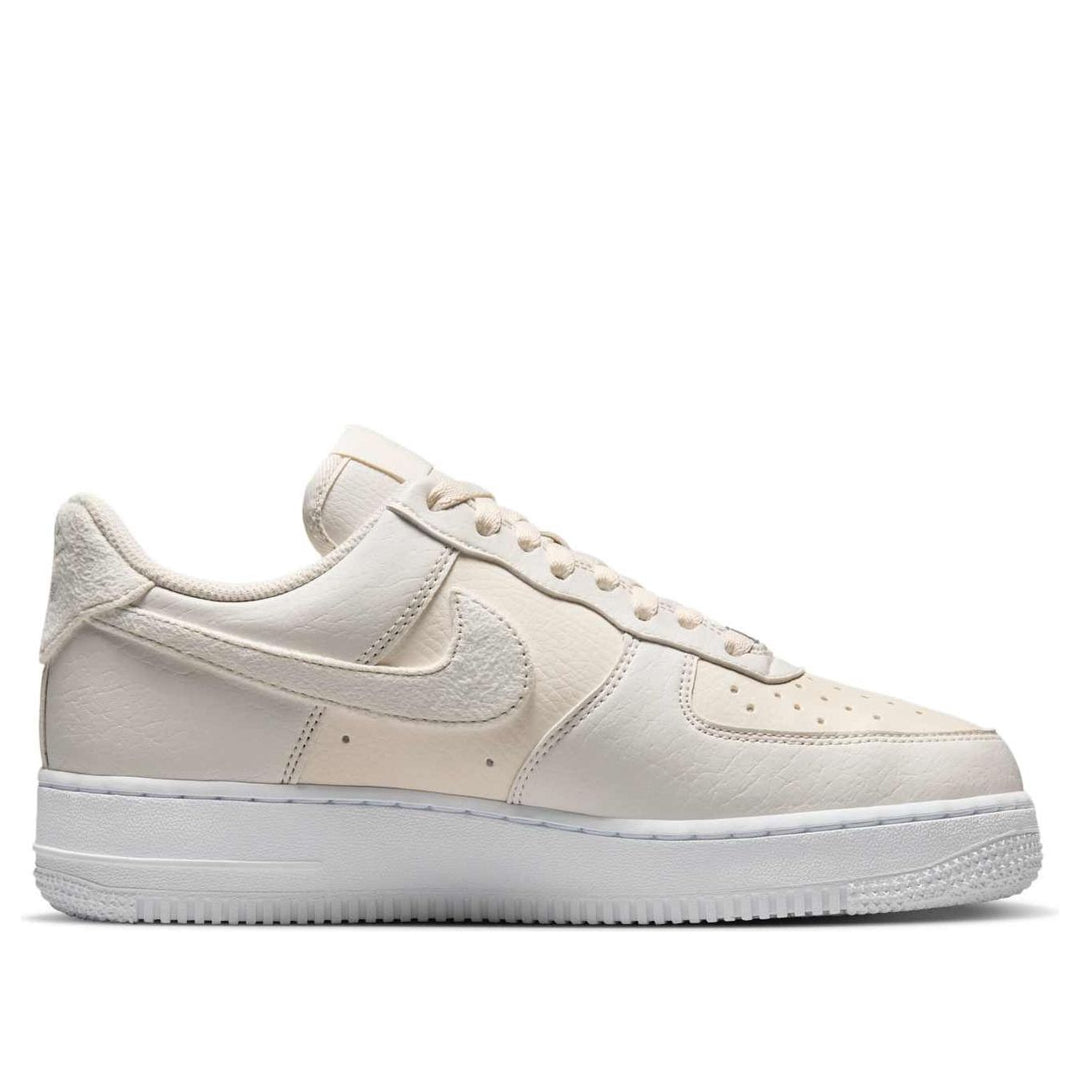NIKE AIR FORCE 1 LOW &