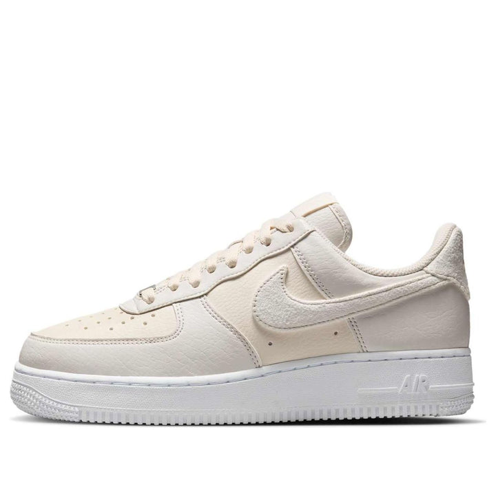 NIKE AIR FORCE 1 LOW &