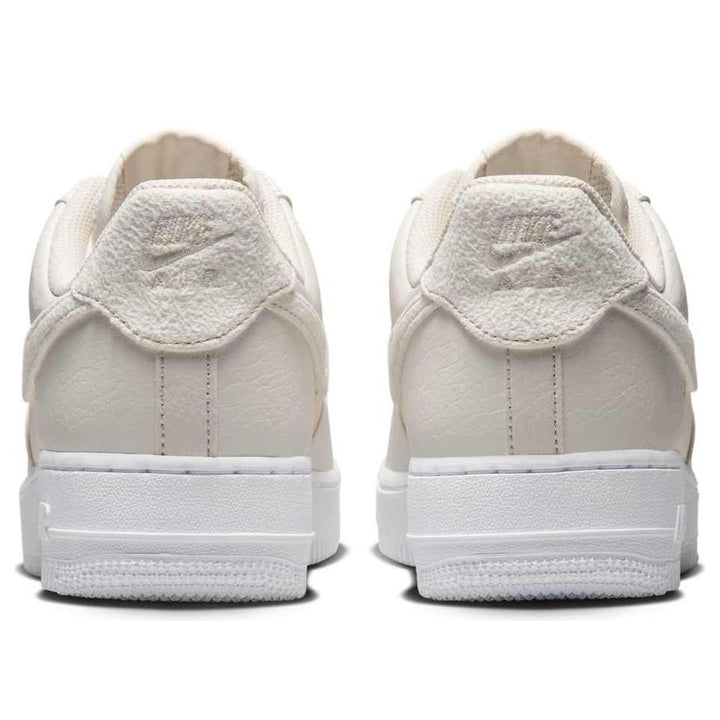 NIKE AIR FORCE 1 LOW &
