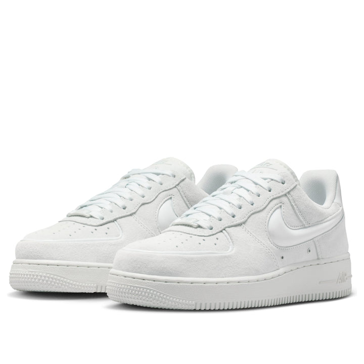 NIKE AIR FORCE 1 LOW &