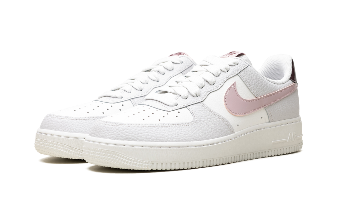 NIKE AIR FORCE 1 LOW &