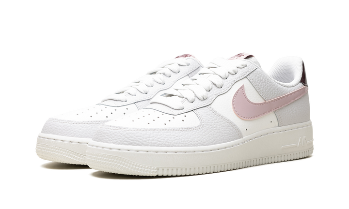 NIKE AIR FORCE 1 LOW &