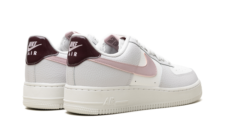 NIKE AIR FORCE 1 LOW &