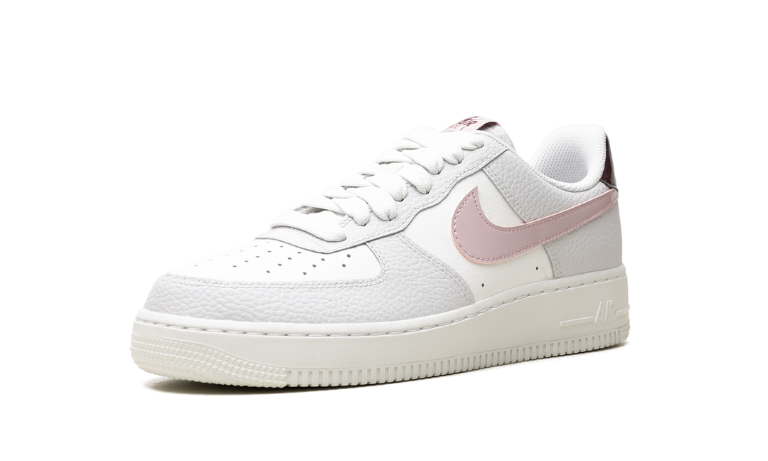 NIKE AIR FORCE 1 LOW &