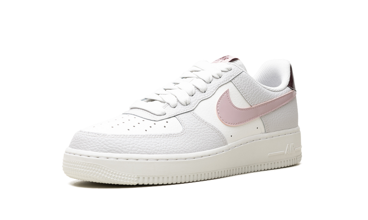 NIKE AIR FORCE 1 LOW &
