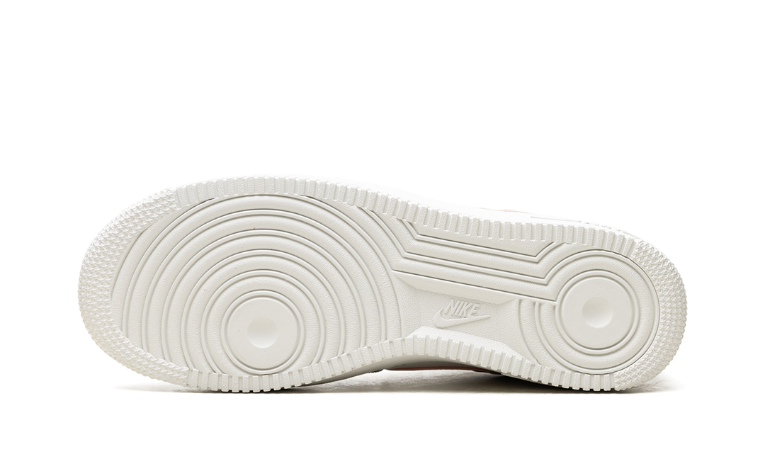 NIKE AIR FORCE 1 LOW &