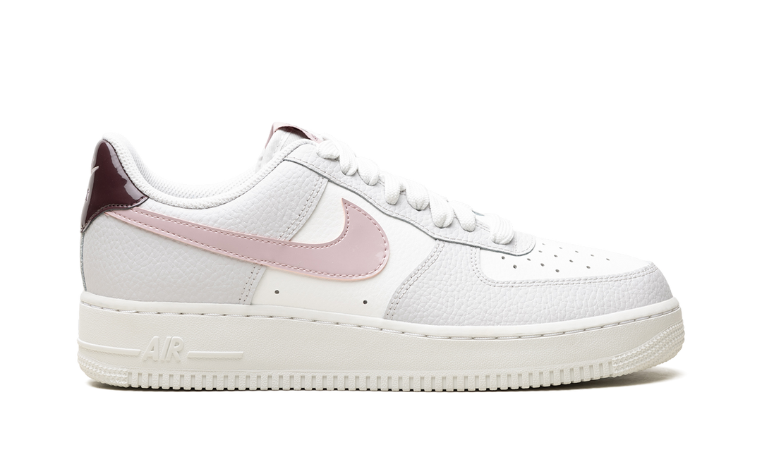 NIKE AIR FORCE 1 LOW &