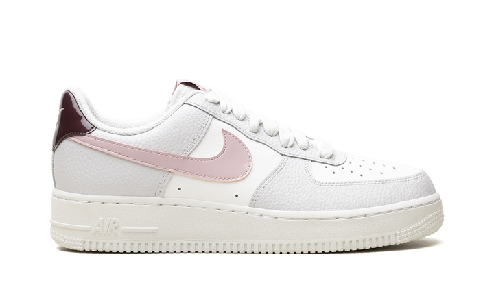 NIKE AIR FORCE 1 LOW &